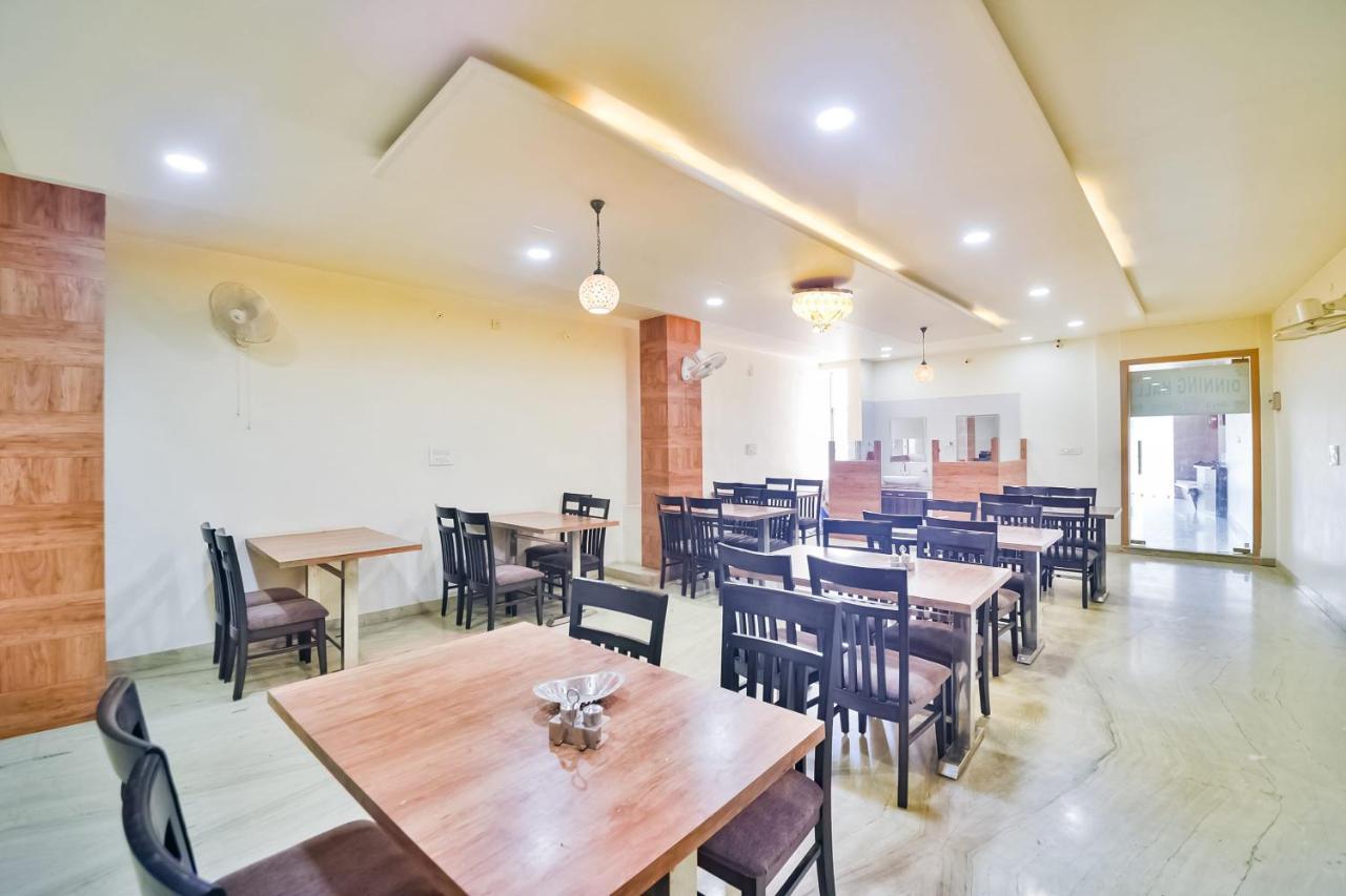 Capital O 23129 Chelsea Palace Hotel Khajuraho Exterior photo